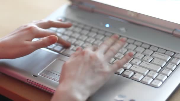 在笔记本电脑键盘上打字的年轻女子 — 图库视频影像