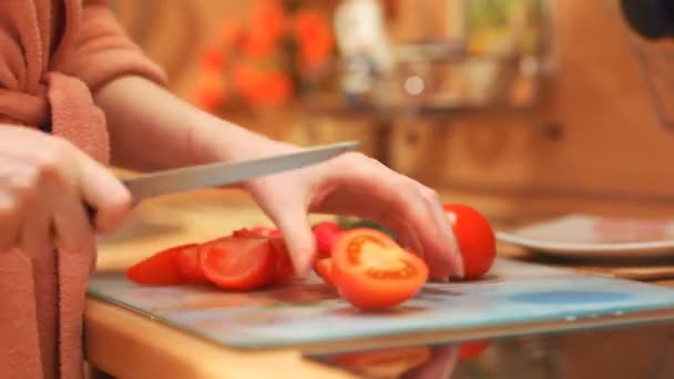 烹调蔬菜的年轻妇女 快速运动效果 — 图库视频影像