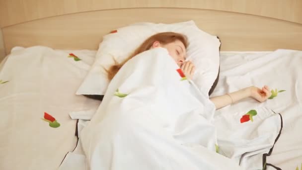 Uma Jovem Mulher Adormecida Efeito Movimento Rápido Manhã Luz Brilhante — Vídeo de Stock