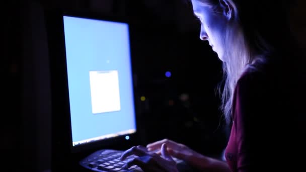 Mujer Joven Frente Pantalla Computadora Habitación Oscura Noche — Vídeos de Stock