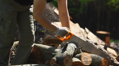 Genç adam kesme günlük.