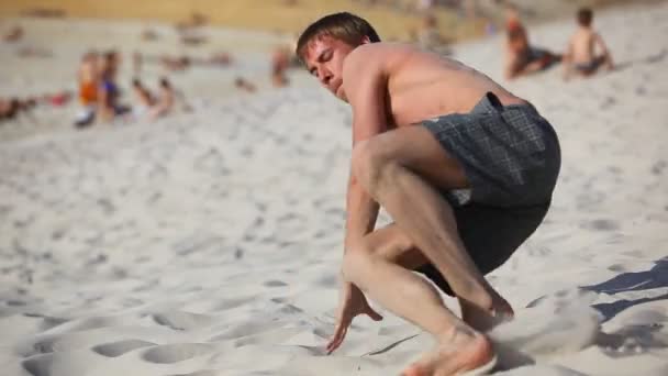 Joven Bailando Playa — Vídeos de Stock