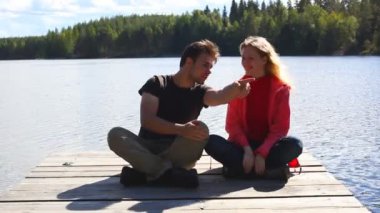 Köprüde genç pozitif çift.