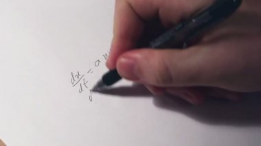 Matematik denklemleri kağıda yazı. Hızlı hareket efekti.