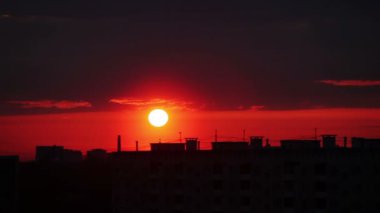 şehir içinde kırmızı gündoğumu.