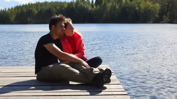 Jeune Couple Positif Sur Pont — Video