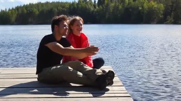 Junges Positives Paar Auf Brücke — Stockvideo