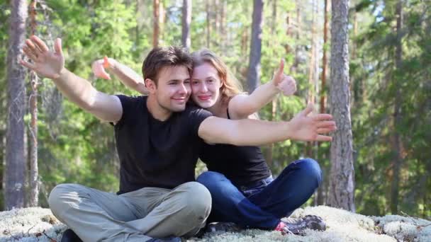 Młoda Szczęśliwa Para Zewnątrz — Wideo stockowe
