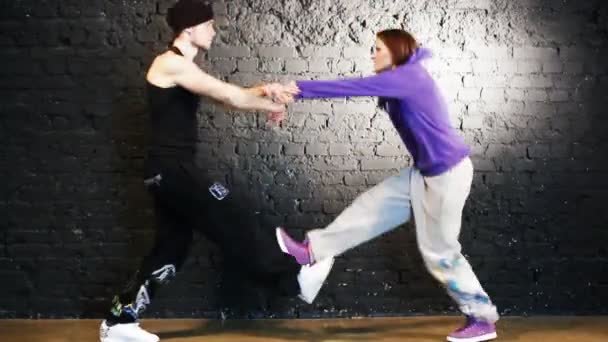 年轻的情侣跳舞 在墙上背景 — 图库视频影像