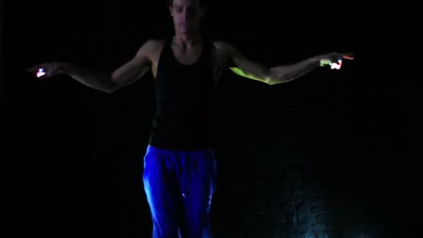 Jeune Homme Dansant Sur Fond Mur — Video