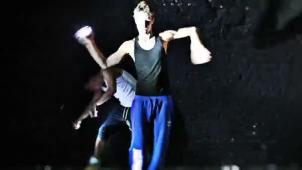 Dwóch Mężczyzn Taniec Tle Muru — Wideo stockowe