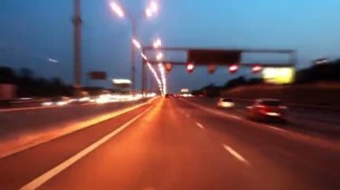 Gece şehir yol. Hızlı hareket efekti.