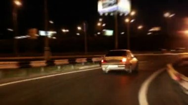 Gece şehir yol. Hızlı hareket efekti.