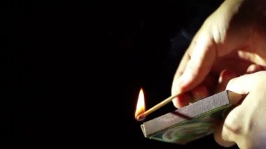 Kibriti siyah arka plan üzerine adamım.