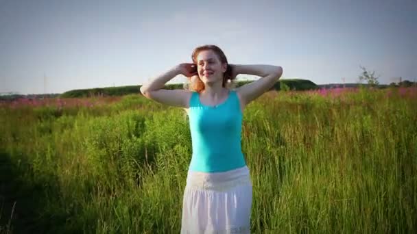 Молодая Женщина Летнем Поле — стоковое видео