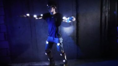 Genç adam duvar arka dans.