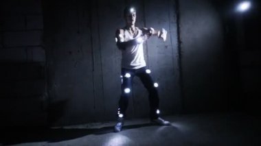 Genç adam duvar arka dans.