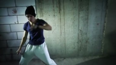 Genç adam duvar arka dans.