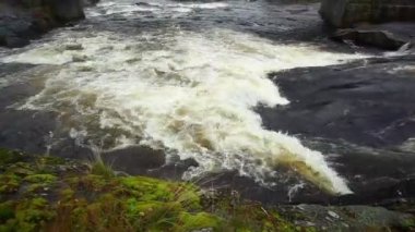 Norveç nehirde dağ.