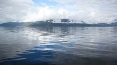 Norveç fiyordu üzerindeki sabah.