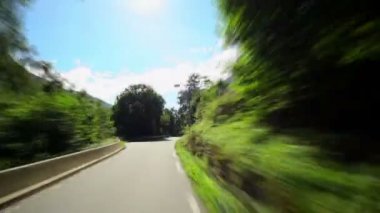 Yol Norveç dağlarında seyahat. Hızlı hareket efekti.