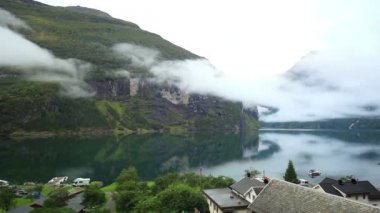 Geiranger fiyort üzerinde bulutlar. Hızlı hareket efekti.
