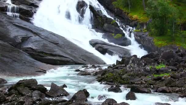 Водопад Норвегии Летом — стоковое видео