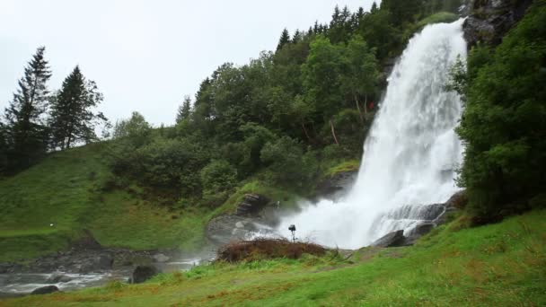 Водопад Норвегии Летом — стоковое видео