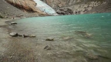 Pik Buzulu. Rüzgarlı hava.