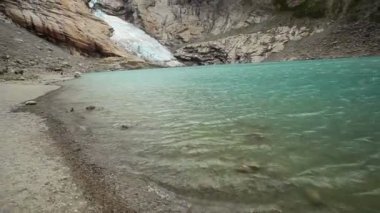 Pik Buzulu. Rüzgarlı hava.