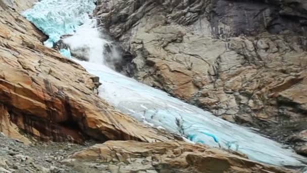 Briksdal Gletsjer Snowslide Kijken Naar Cijfers Van Kleine Mensen Lopen — Stockvideo