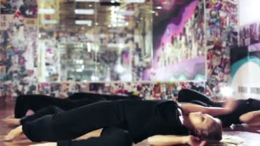 Genç kadın takımı dans. 