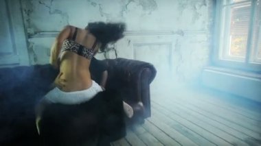 Genç çift seksi dans.