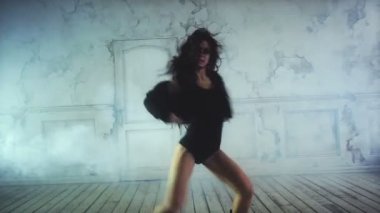 genç seksi kadın dans.
