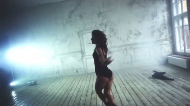 genç seksi kadın dans.