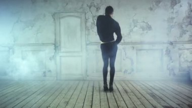 Güçlü delikanlı dans.