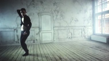 Güçlü delikanlı dans.