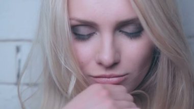 Genç model yüz yakın çekim.