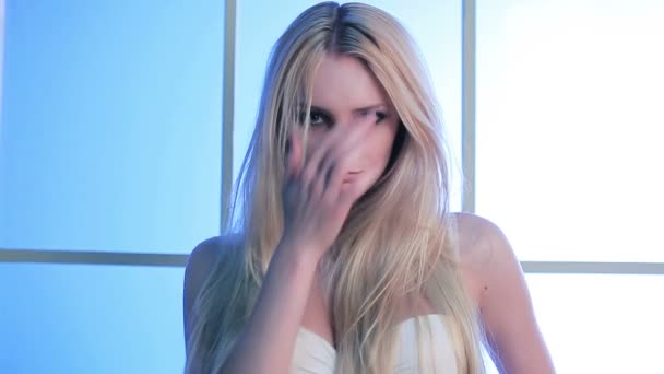 Portret Van Jonge Blonde Model — Stockvideo