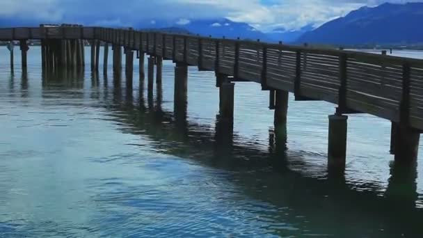 Деревянный Мост Через Озеро — стоковое видео