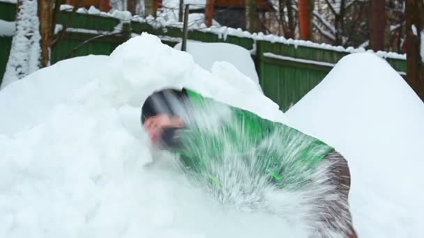 Νεαρός Άνδρας Που Αγωνίζονται Σωρό Από Χιόνι — Αρχείο Βίντεο