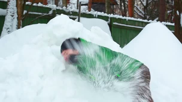 Joven Luchando Con Montón Nieve — Vídeos de Stock