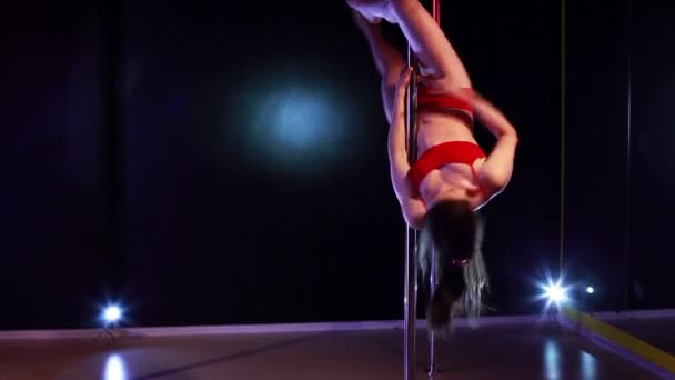 Pole Dance Frau Trickst Clip Aus — Stockvideo