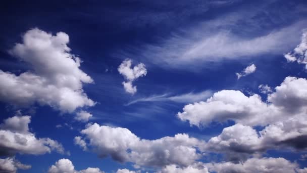 Nubes Cielo Azul Colores Contrastantes — Vídeos de Stock
