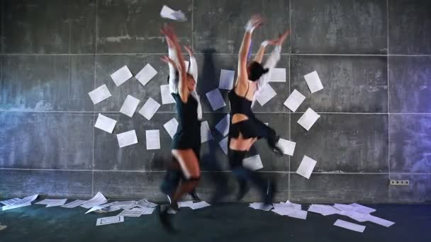 Команда Бросает Бумагу Танцует — стоковое видео