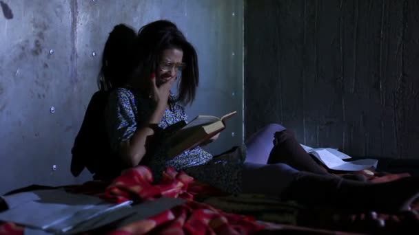 Joven Mujer Desordenada Leyendo Libro Por Noche — Vídeo de stock