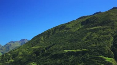 Alpler yeşil dağların Panoraması.