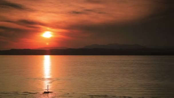 Solnedgång Över Gardasjön Snabb Rörelseeffekt — Stockvideo
