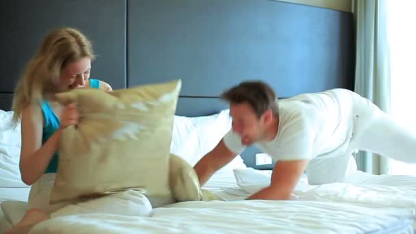 若いカップルの寝室で楽しい — ストック動画