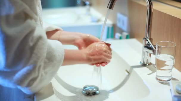 Młoda Kobieta Mycia Rąk — Wideo stockowe